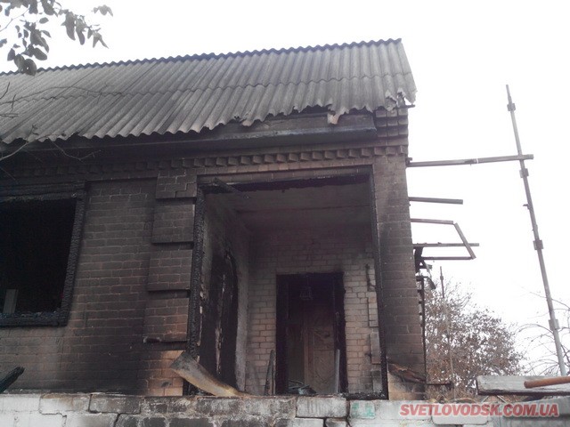 Вогонь знищив гараж та легковик у Світловодську. Будинок врятовано!