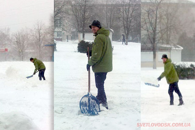 ФОТОФАКТ: Розрив шаблонів — у Світловодську депутат прибирає сніг!