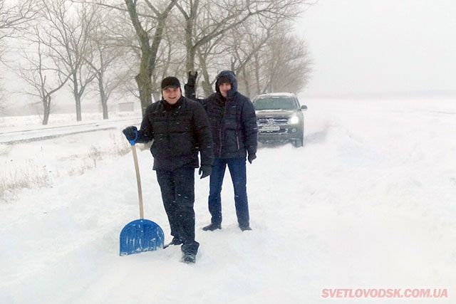 ФОТОФАКТ: Снігова "блокада" греблі Кременчуцької ГЕС