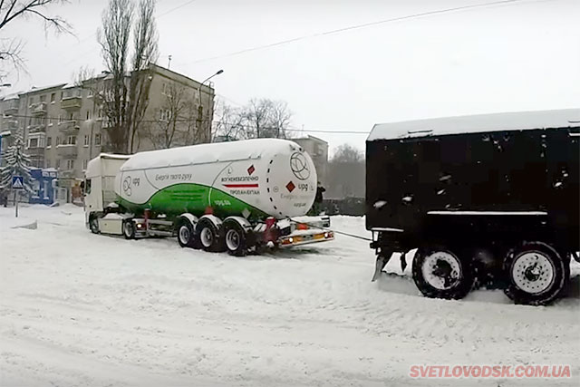 ВІДЕО: Визволення 30-тонної фури зі сніжного полону