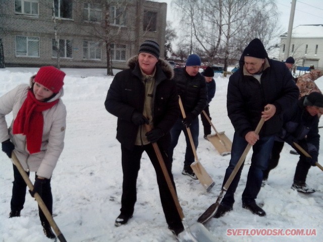 Велике прибирання снігу у Світловодську — депутати міської ради, рибалки і рибінспектори з лопатами (ДОПОВНЕНО)