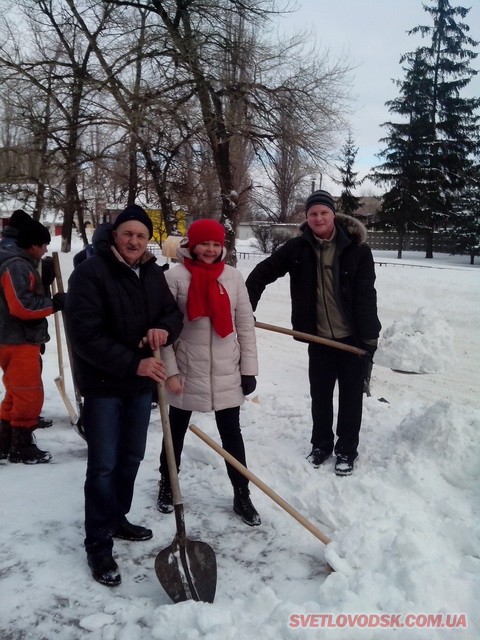 Велике прибирання снігу у Світловодську — депутати міської ради, рибалки і рибінспектори з лопатами (ДОПОВНЕНО)