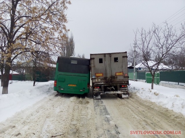 ДТП у Світловодську: КАМАЗ не роз’їхався з автобусом (ДОПОВНЕНО)