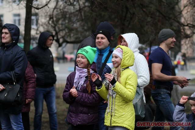 Під весняний дощик на площі палили «людину». Проводжали зиму