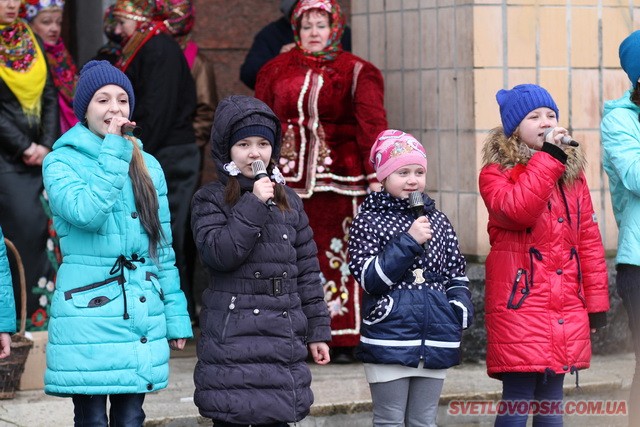 Під весняний дощик на площі палили «людину». Проводжали зиму