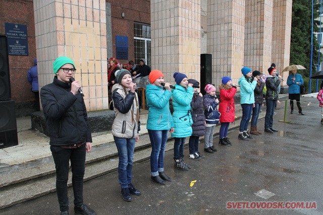 Під весняний дощик на площі палили «людину». Проводжали зиму