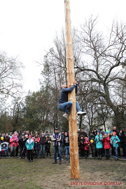 Під весняний дощик на площі палили «людину». Проводжали зиму