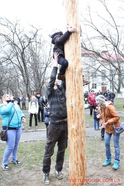 Під весняний дощик на площі палили «людину». Проводжали зиму