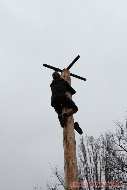 Під весняний дощик на площі палили «людину». Проводжали зиму