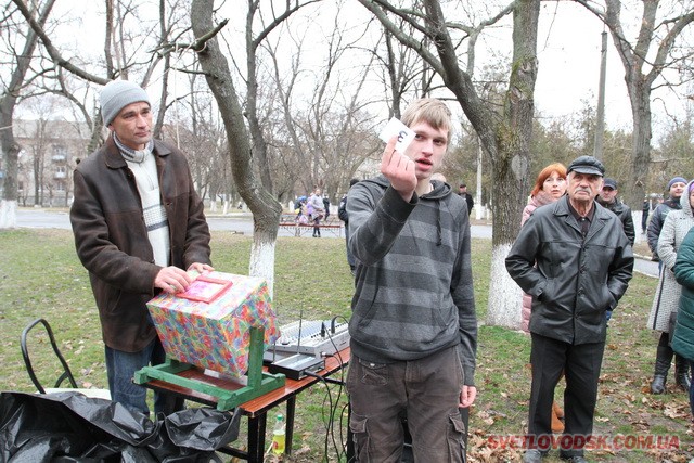 Під весняний дощик на площі палили «людину». Проводжали зиму