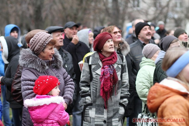 Під весняний дощик на площі палили «людину». Проводжали зиму