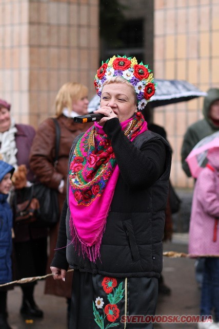 Під весняний дощик на площі палили «людину». Проводжали зиму