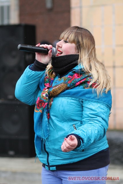 Під весняний дощик на площі палили «людину». Проводжали зиму