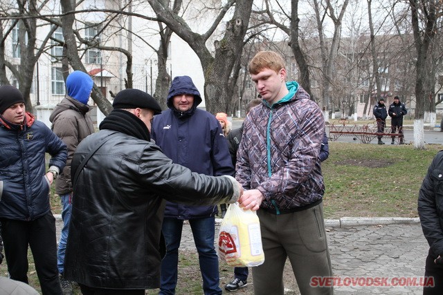 Під весняний дощик на площі палили «людину». Проводжали зиму