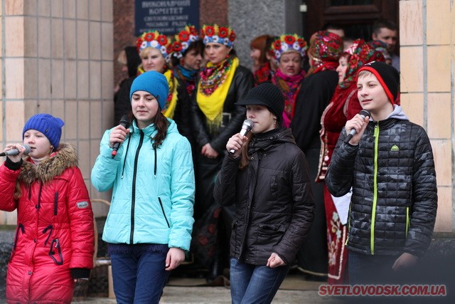 Під весняний дощик на площі палили «людину». Проводжали зиму