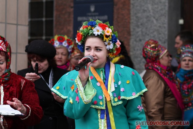 Під весняний дощик на площі палили «людину». Проводжали зиму