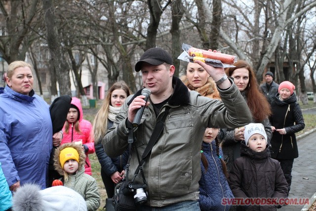 Під весняний дощик на площі палили «людину». Проводжали зиму