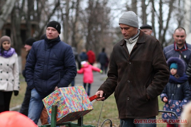 Під весняний дощик на площі палили «людину». Проводжали зиму