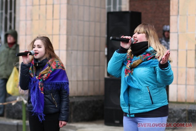 Під весняний дощик на площі палили «людину». Проводжали зиму