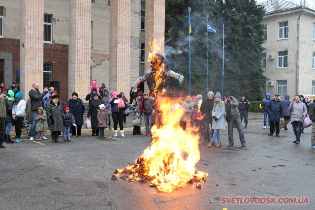 Під весняний дощик на площі палили «людину». Проводжали зиму