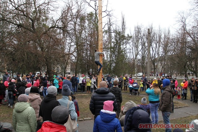 Під весняний дощик на площі палили «людину». Проводжали зиму