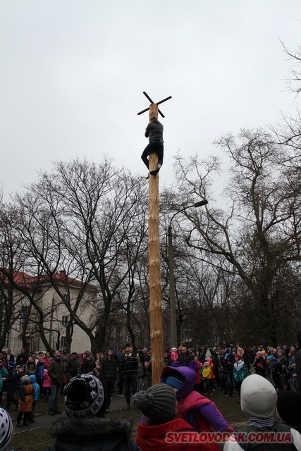 Під весняний дощик на площі палили «людину». Проводжали зиму