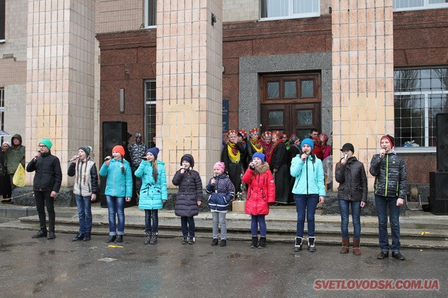 Під весняний дощик на площі палили «людину». Проводжали зиму