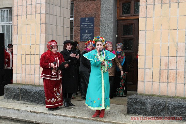 Під весняний дощик на площі палили «людину». Проводжали зиму