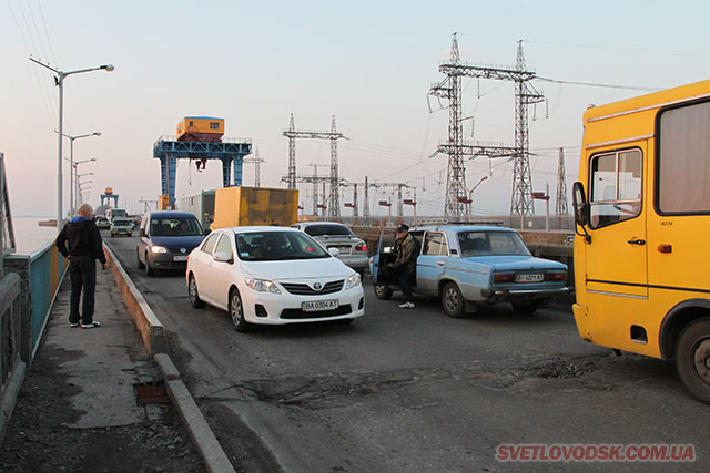 Geely Emgrand та Toyota Prado зіткнулися на мостовому переході Кременчуцької ГЕС у Світловодську