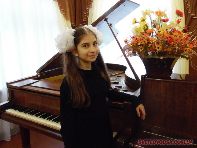 Вартік Софія — 5 клас фортепіано. Викладач Авраменко Л.М.