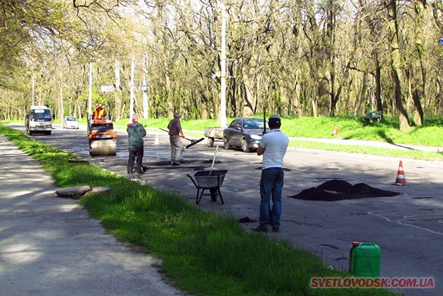 ФОТОФАКТ: У Світловодську ремонтують дорогу на вулиці Героїв України (ДОПОВНЕНО)