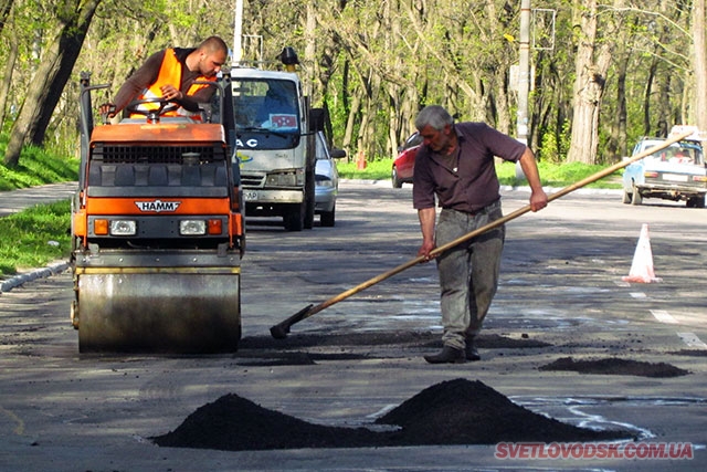 ФОТОФАКТ: У Світловодську ремонтують дорогу на вулиці Героїв України (ДОПОВНЕНО)