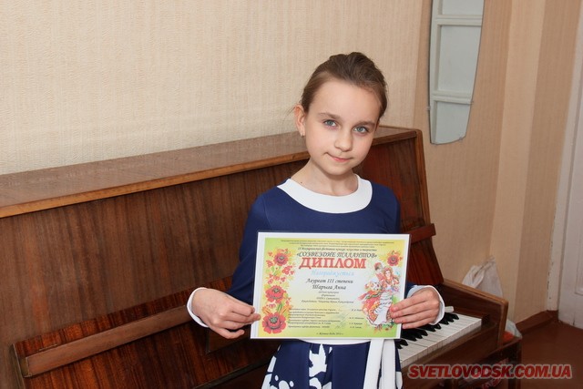 Анна Шарига - учениця 4 класу фортепіано. Викладач Ірина Чекаленко.
