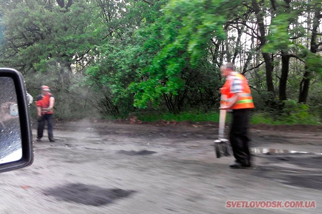 ФОТОФАКТ: Ремонт доріг під час дощу (ДОПОВНЕНО)