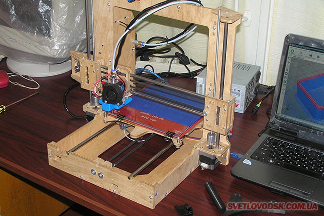 3D-принтер світловодського "розливу" "обмізковує" своє завдання, на моніторі ноутбука можна бачити, що то за завдання