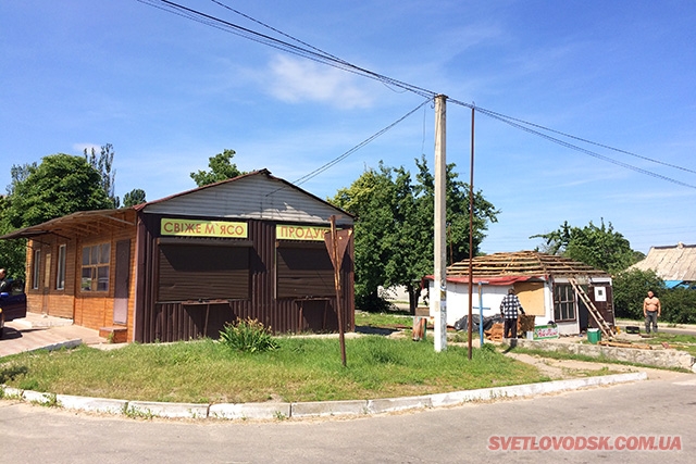 На бульварі Молодіжному у Світловодську МАФи розбирають