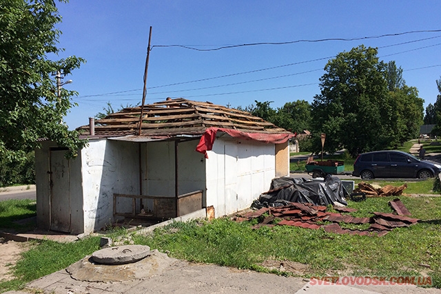 На бульварі Молодіжному у Світловодську МАФи розбирають