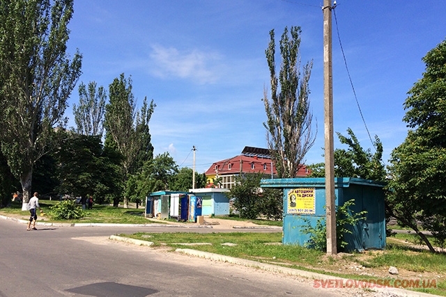 На бульварі Молодіжному у Світловодську МАФи розбирають