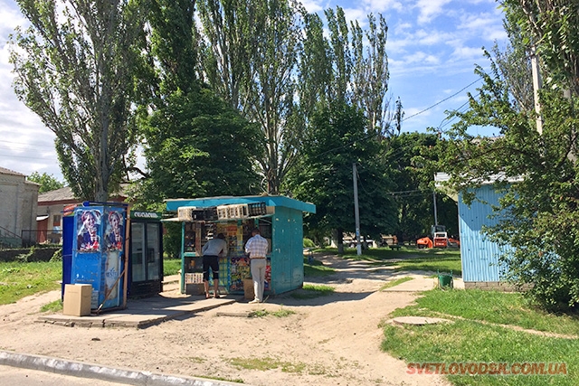 На бульварі Молодіжному у Світловодську МАФи розбирають