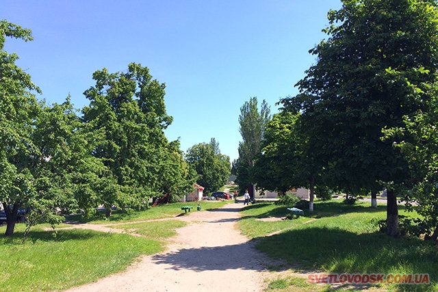 На бульварі Молодіжному у Світловодську МАФи розбирають