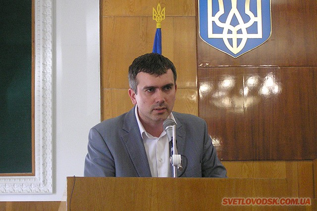 Десь у залі помічника нардепки Савченко Штефана слухає його супутниця симпатично-мініатюрної зовнішності. Напевне, милується ним