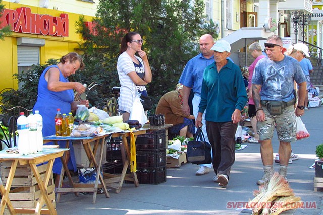 Стихійна торгівля біля "Українських ковбас" і "Абсолюту" — як з нею боротися? (УТОЧНЕНО)
