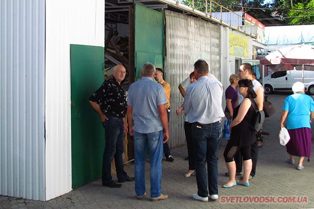Стихійна торгівля біля "Українських ковбас" і "Абсолюту" — як з нею боротися? (УТОЧНЕНО)
