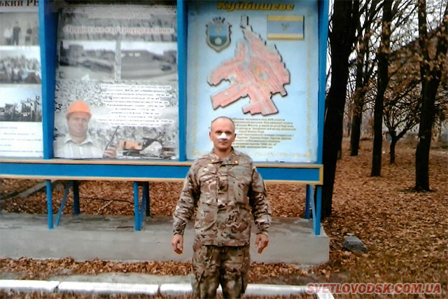 Сергій Горбаньов після поранення фугасними осколками, що зрешетили його котелок (наступне фото)