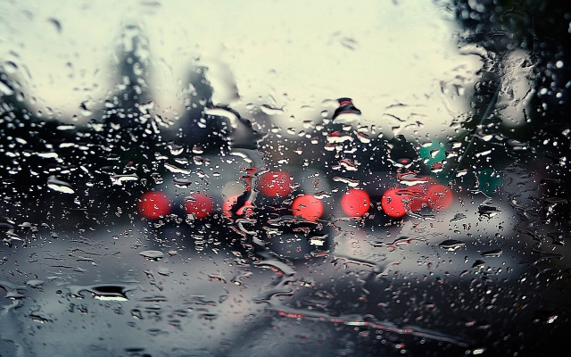 До уваги водіїв! Зважайте на мінливу осінню погоду – штормове попередження!
