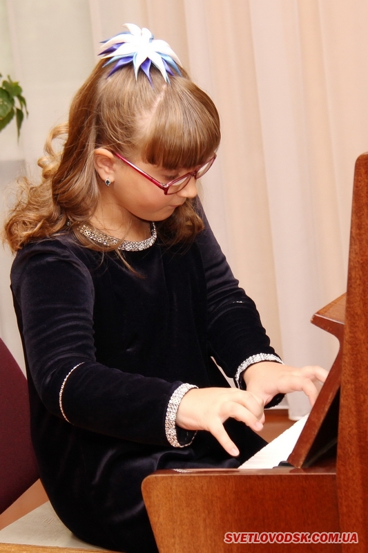 Іванна Михайленко – учениця класу фортепіано. Викладач Ірина Темнова.