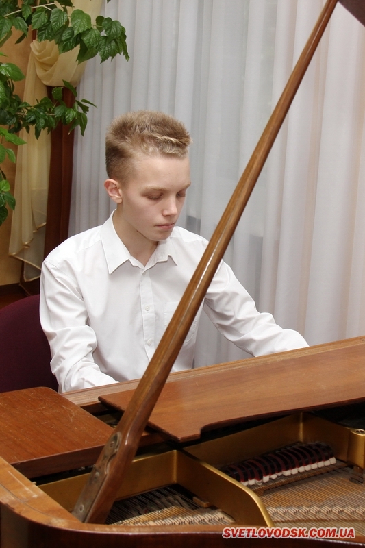 Дмитро Шинкаренко – учень класу фортепіано. Викладач Ірина Жежель.