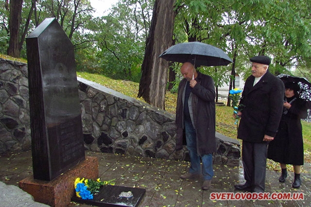 Квіти до пам’ятника запорозьким козакам — від міської влади