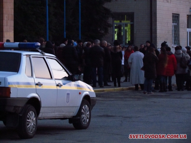 Ми — не скоти, доводили на площі зо два десятки «світловодськпобутовців». Скати цього разу не палили