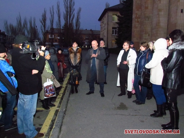 Ми — не скоти, доводили на площі зо два десятки «світловодськпобутовців». Скати цього разу не палили